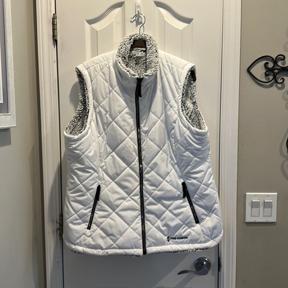 Free Country Jackets & Blazers - 💕NEW PRICE!!! Free Country Puffer/ fleece lined Vest. Like new condition 💕